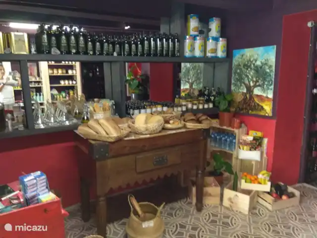 Location de Vacances France, Hérault, Assignan, villa - Pierradore **** A Assignan, une jolie petite boutique est installée rue de l'Eglise depuis 2022. Ici, vous pouvez acheter du pain et toutes sortes de produits régionaux savoureux.