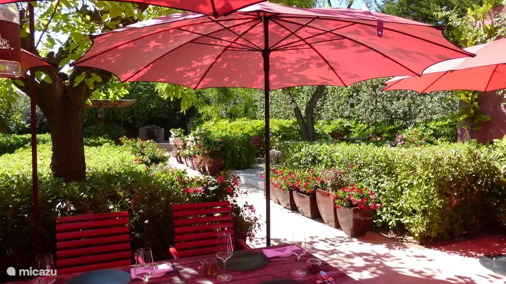 Le meilleur restaurant thaïlandais La Table est à seulement 150 m de Pierradore. Assignan dispose également d’un bistrot et d’une brasserie servant de la bière artisanale, tous à distance de marche de la villa.