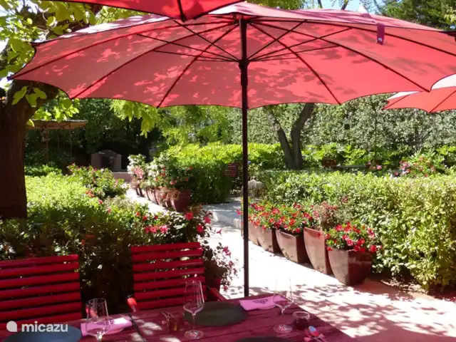 Pierradore **** en Francia, Hérault, Assignan - villa El restaurante tailandés La Table está a solo 150 metros de Pierradore. Assignan también tiene un bistró y una brasserie que sirven cerveza casera, todos a poca distancia de la villa.