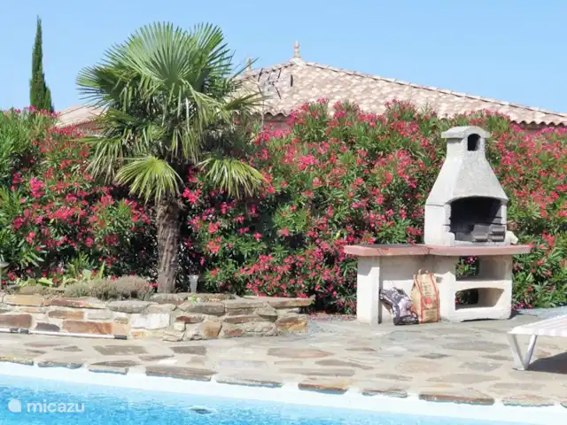 Location de Vacances France, Hérault, Assignan, villa - Pierradore **** Le barbecue en brique offre un endroit merveilleux pour les repas en plein air. Le laurier rose est en pleine floraison tout l'été.