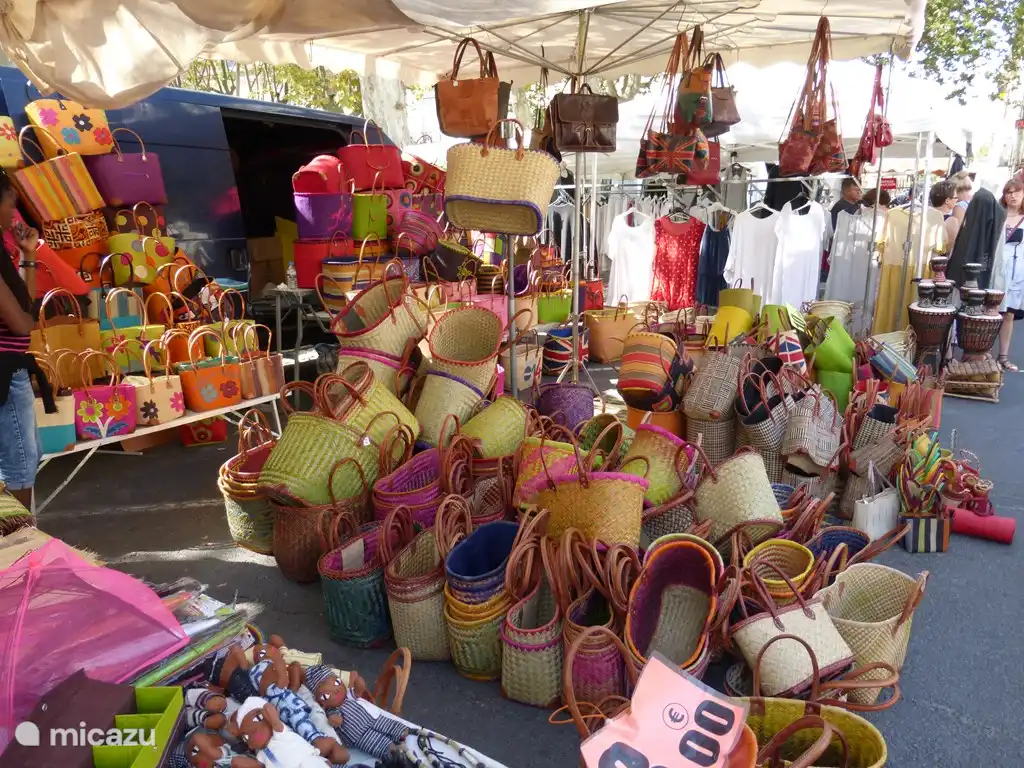 De nombreux marchés animés se trouvent dans les environs d'Assignan. Les jeudis et dimanches, à Saint Chinian, à 8 minutes en voiture, il y a un joli marché de produits frais et de produits d'épicerie et de souvenirs.