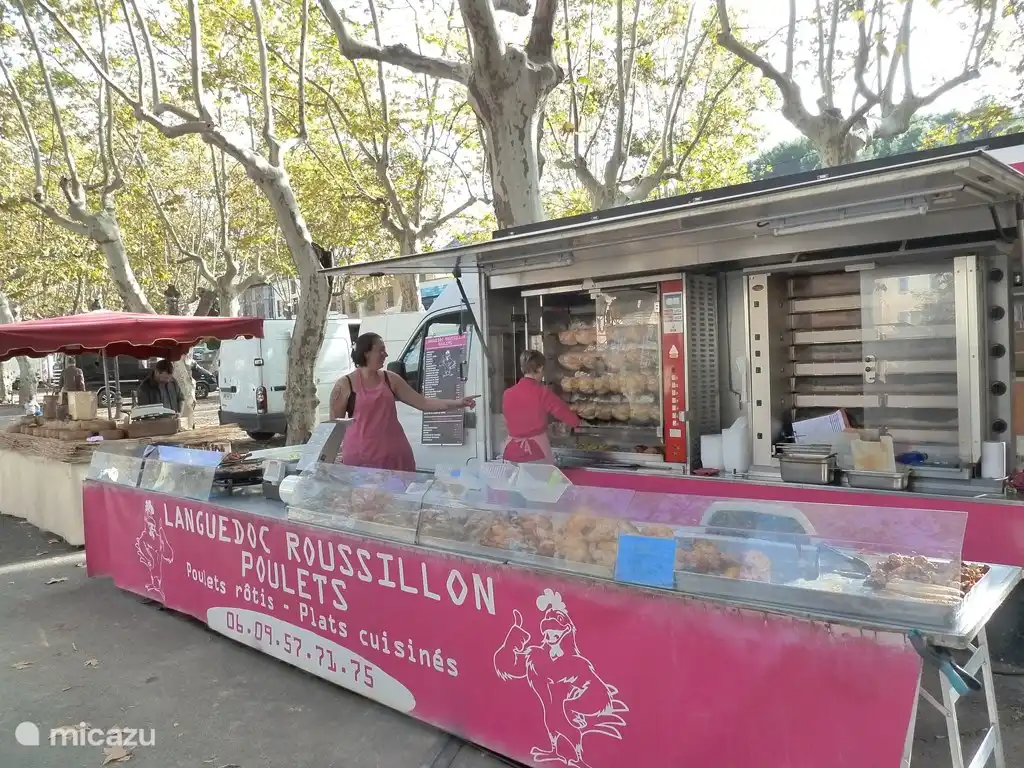 Côté alimentation, le marché de Saint-Chinian propose majoritairement des produits régionaux de saison, bio ou non, ou du producteur. Très frais et super qualité.