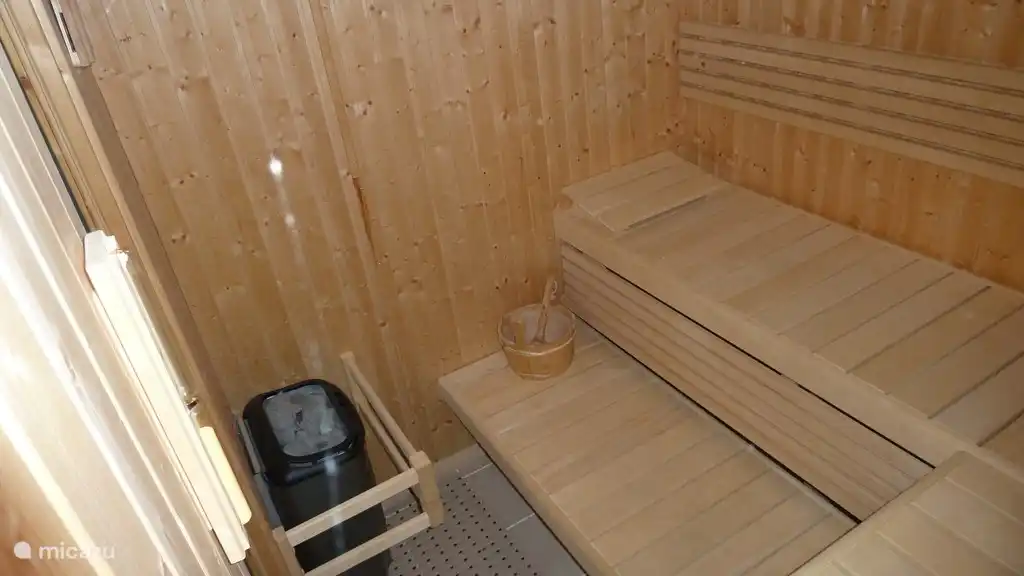 Charmant sauna finlandais pour 4 personnes avec poêle électrique recouvert de pierres de lave sur lequel l’eau peut être versée pour faire l’humidité à votre choix. En combinaison avec la piscine et la douche intérieure ou extérieure et l’air pur de l’extérieur, c’est une super expérience.