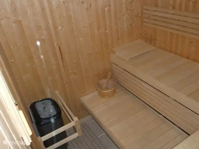 Location de Vacances France, Hérault, Assignan, villa - Pierradore **** Magnifique sauna finlandais pour 4 personnes avec radiateur électrique recouvert de pierres de lave sur lequel on peut verser de l'eau pour obtenir l'humidité de votre choix. En combinaison avec la piscine et la douche intérieure ou extérieure et l'air pur de l'extérieur, c'est une super expérience.