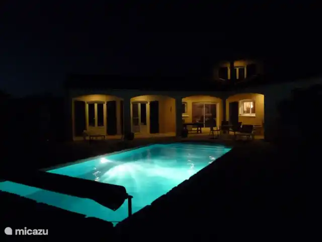 Location de Vacances France, Hérault, Assignan, villa - Pierradore **** Pierradore la nuit. Nagez ou détendez-vous sous le ciel étoilé. Les soirées d'été étouffantes dans ce quartier calme sont inoubliables. En raison de la faible pollution lumineuse, les étoiles sont très visibles, et de temps en temps un rossignol se fait entendre.