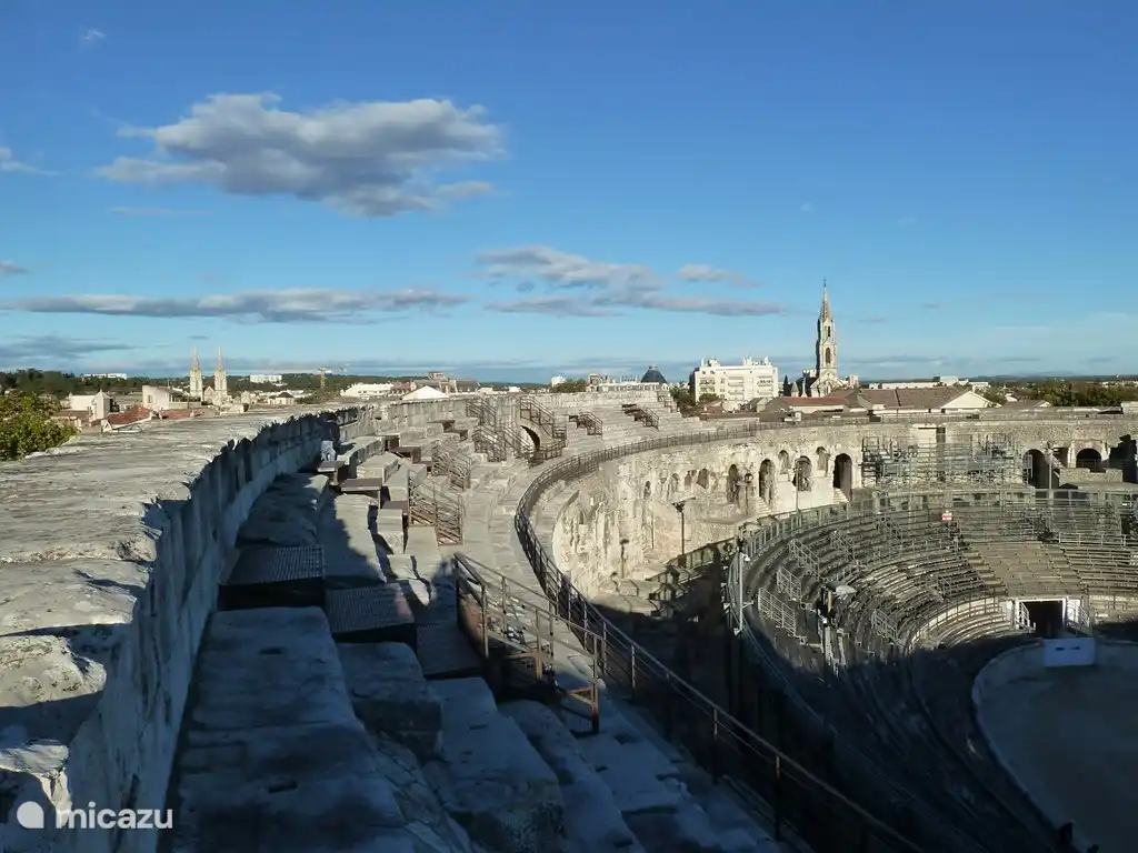 Nîmes et Narbonne, de belles villes aux nombreux accents romains valent bien une visite d'une journée. Narbonne à 35 minutes en voiture et Nîmes à 2 heures.