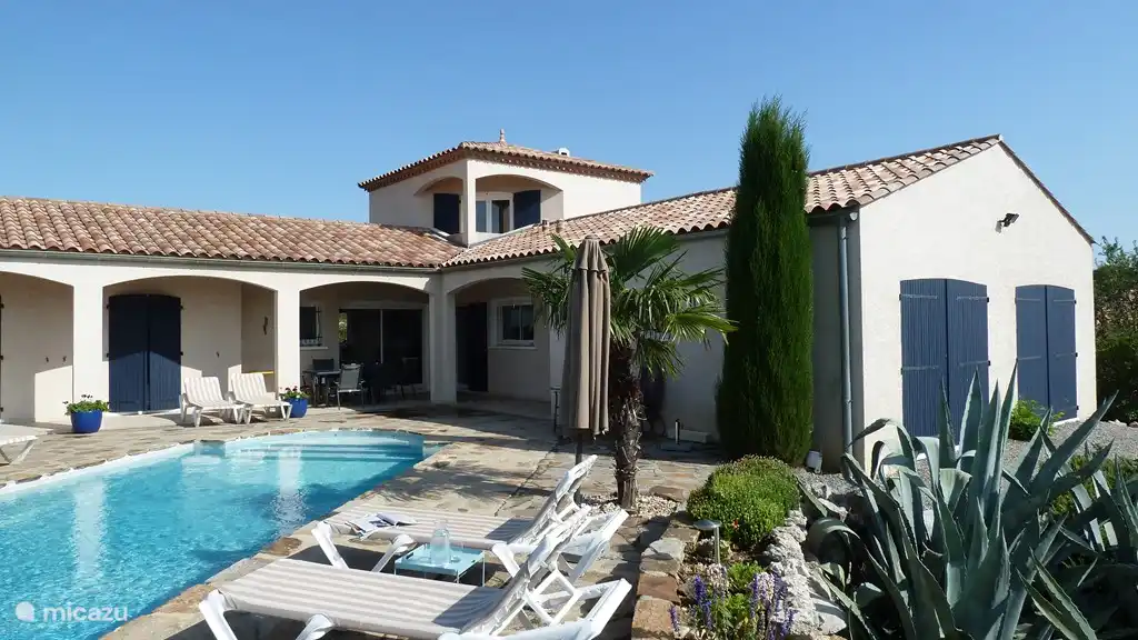 Terrasse autour de la piscine avec beaucoup d'espace pour bronzer ou se détendre sous un parasol. Avant et après la baignade dans la piscine chauffée, vous pourrez vous rincer sous la douche extérieure à l'eau tiède.