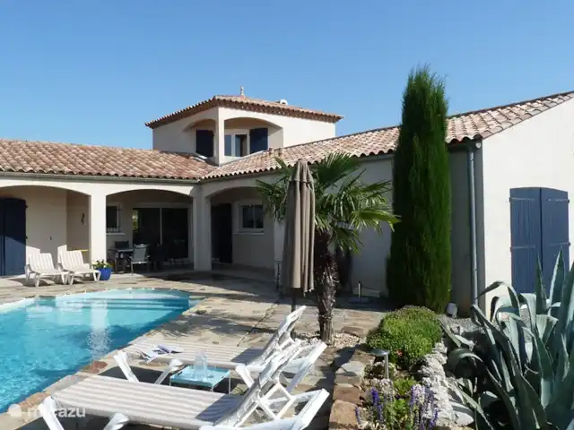 Location de Vacances France, Hérault, Assignan, villa - Pierradore **** Terrasse autour de la piscine avec beaucoup d'espace pour bronzer ou se détendre sous un parasol. Avant et après la baignade dans la piscine chauffée, vous pourrez vous rincer sous la douche extérieure à l'eau tiède.