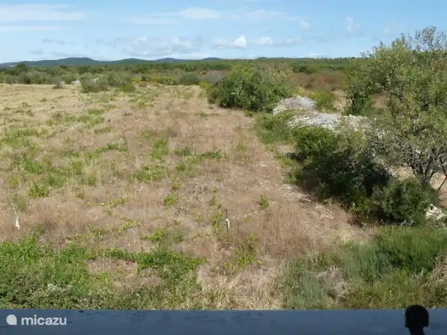Location de Vacances France, Hérault, Assignan, villa - Pierradore **** Vue sur les champs et la Montagne Noire depuis la fenêtre du fond de la chambre de la tour.