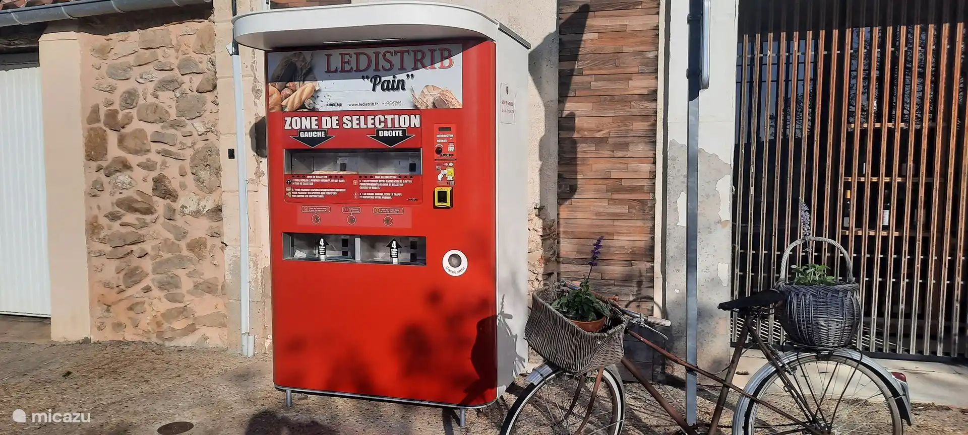 En face de l’église, en face du rond-point, se trouve un distributeur automatique de pain qui, sauf le mercredi, est rempli deux fois par jour de délicieux pain frais et de croissants.  
