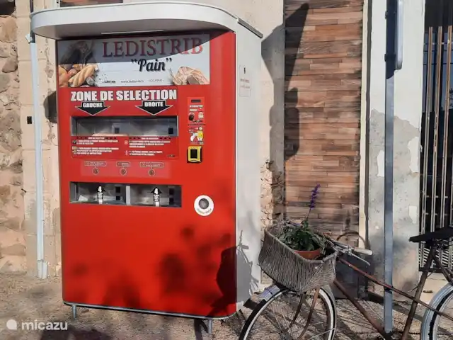 Location de Vacances France, Hérault, Assignan, villa - Pierradore **** En face de l'église, devant le rond-point, se trouve une machine à pain qui, sauf le mercredi, est remplie deux fois par jour de délicieux pains frais et croissants.