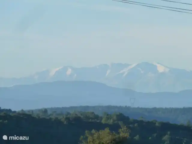 Location de Vacances France, Hérault, Assignan, villa - Pierradore **** Par temps clair au-dessus des Pyrénées, les montagnes sont très bien visibles depuis la cuisine et le jardin de Pierradore.
