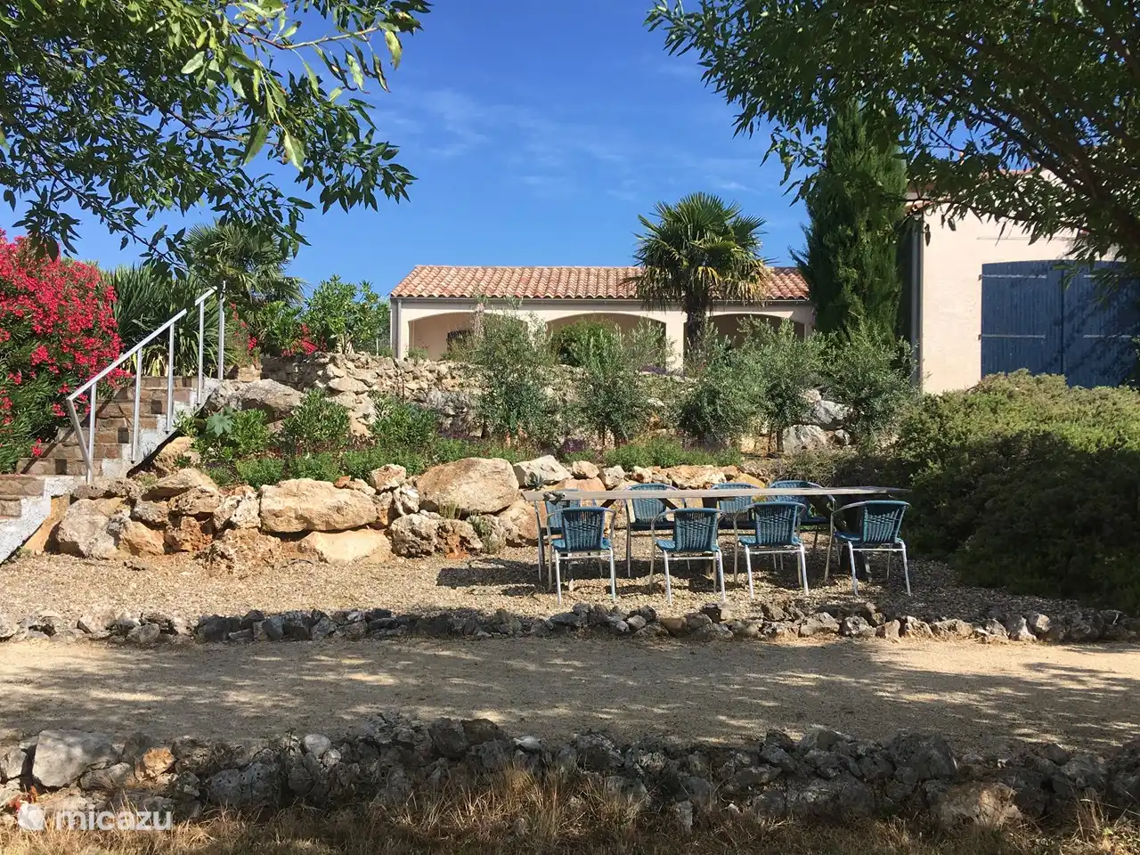 Vue depuis le jardin de devant avec des amandiers et le terrain de pétanque. Pierradore est 2 mètres plus haut que le jardin de devant, qui offre une belle vue et beaucoup d'intimité.