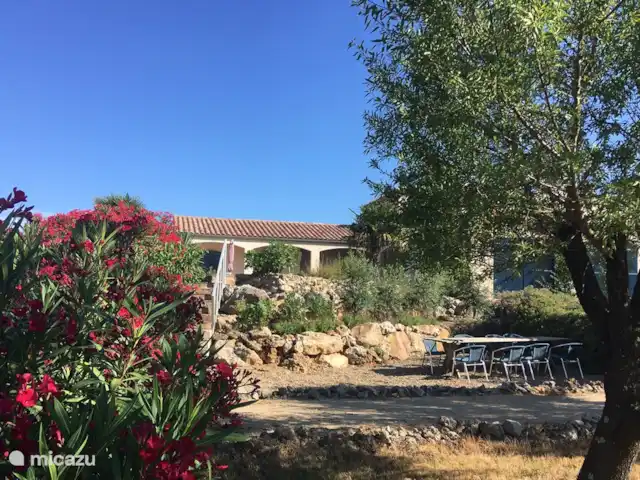 Location de Vacances France, Hérault, Assignan, villa - Pierradore **** Le terrain de Jeu-de-boules avec une table de 8 personnes dans le jardin de devant. Idéal pour se détendre au soleil ou à l'ombre.
