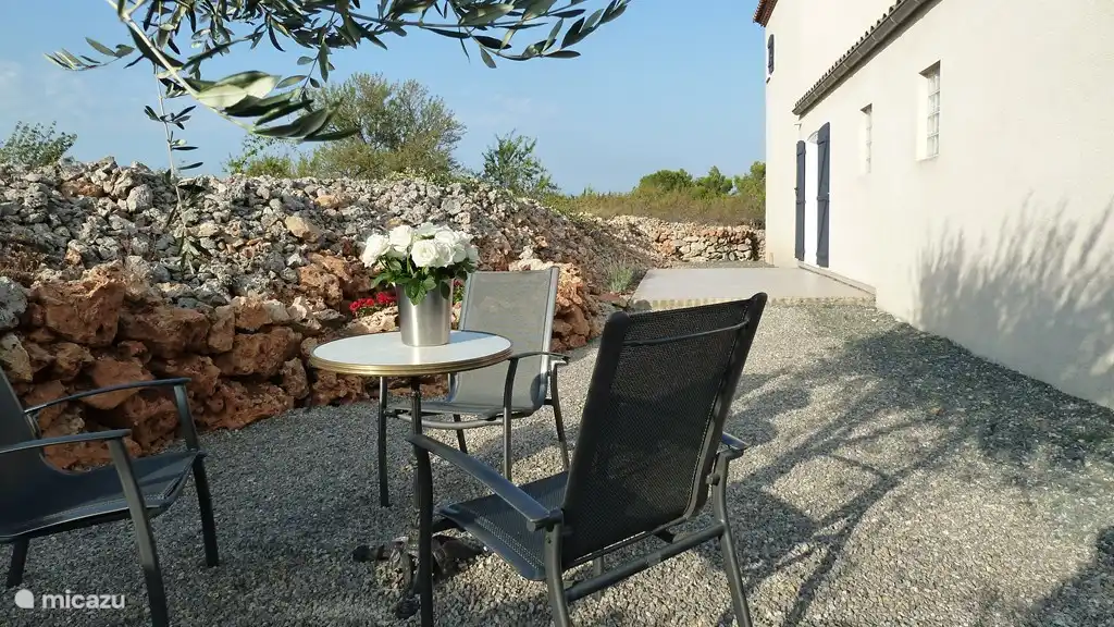 Arrière de la villa au nord. Par temps chaud ou lorsque le soleil est haut dans le ciel, cette terrasse extérieure est l'endroit le plus cool de Pierradore. Vous avez une vue imprenable sur l'arrière-pays et la Montagne Noire.