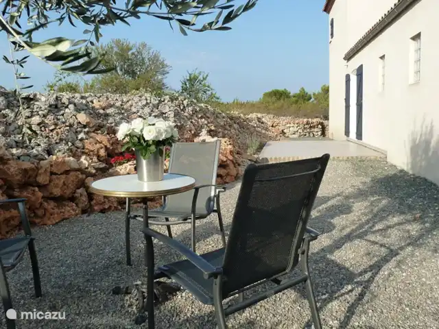 Location de Vacances France, Hérault, Assignan, villa - Pierradore **** Arrière de la villa au nord. Par temps chaud ou lorsque le soleil est haut dans le ciel, cette terrasse extérieure est l'endroit le plus cool de Pierradore. Vous avez une vue imprenable sur l'arrière-pays et la Montagne Noire.