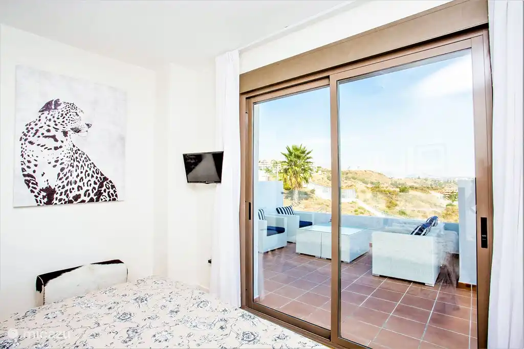 La chambre-1 a 2 portes vers la grande terrasse