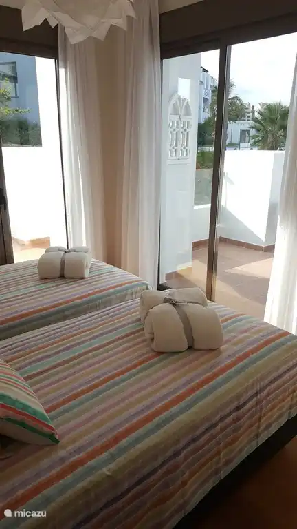 Aussi la chambre-2 a deux passages, 1 vers la grande terrasse, l'autre vers une plus petite terrasse.