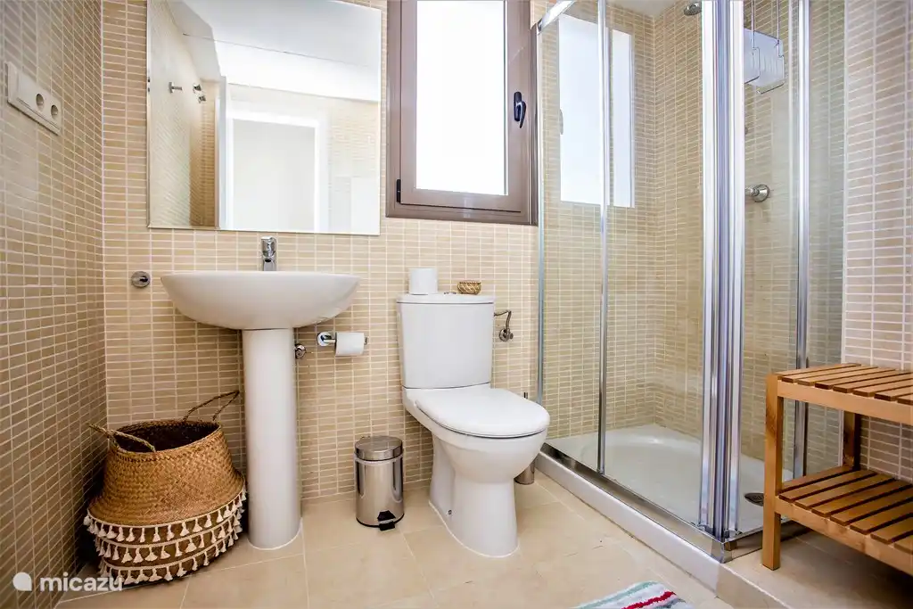 Salle de bain-2 avec douche. Salle de bain-1 (non illustrée), a une douche au-dessus d'une baignoire, un bidet et un double lavabo