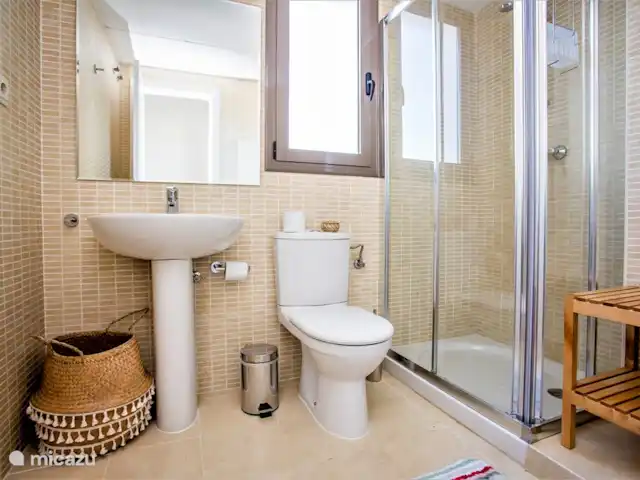 La Catherine | Espagne, Costa del Sol, La Cala de Mijas - appartement Salle de bain-2 avec douche. Salle de bain-1 (non illustrée), a une douche au-dessus d'une baignoire, un bidet et un double lavabo