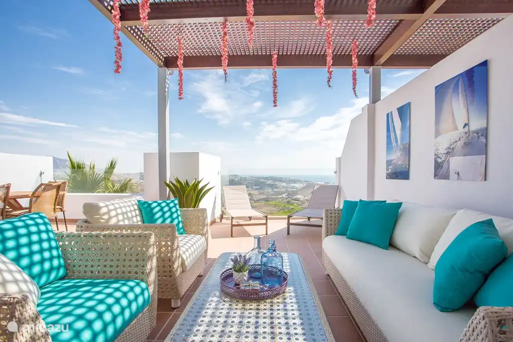 Terrasse avec vue mer et montagne
