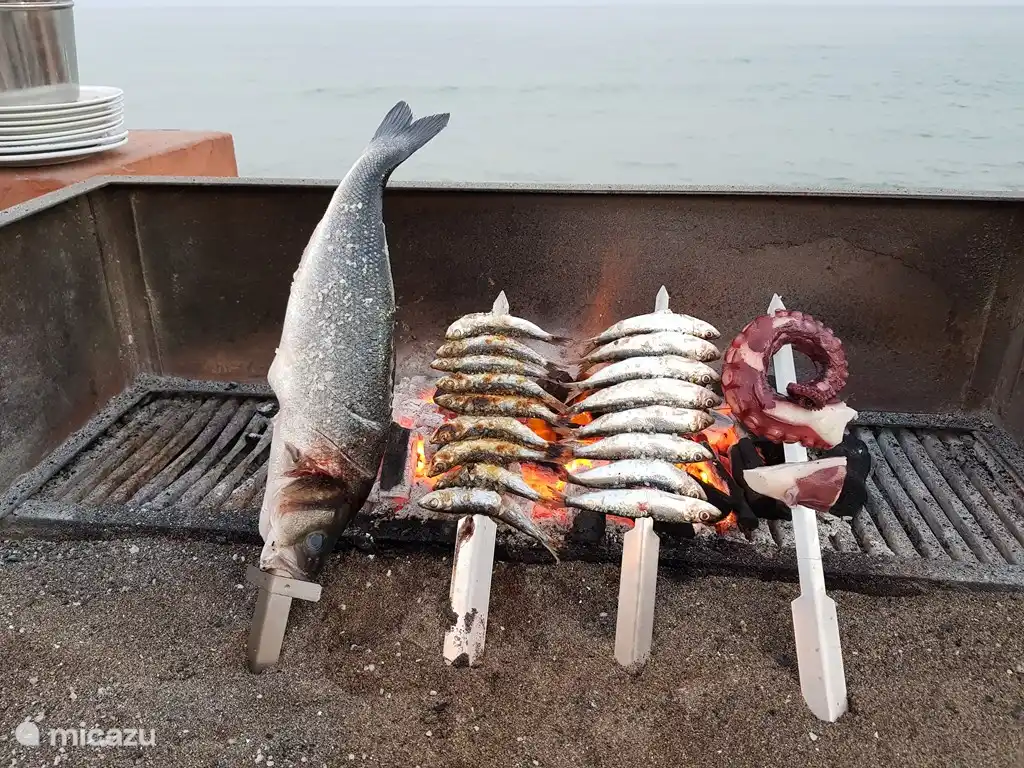 Grand choix de restaurants à Cala de Mijas. Beaucoup servent du poisson frais du barbecue.