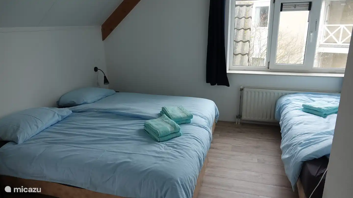 Schlafzimmer mit drei Betten