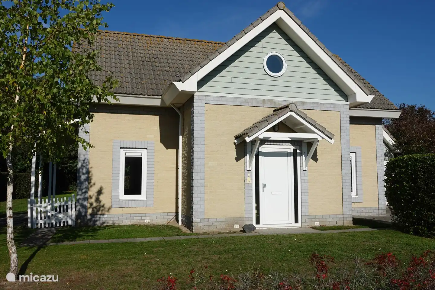 Shelter mit Sofa und Kamin