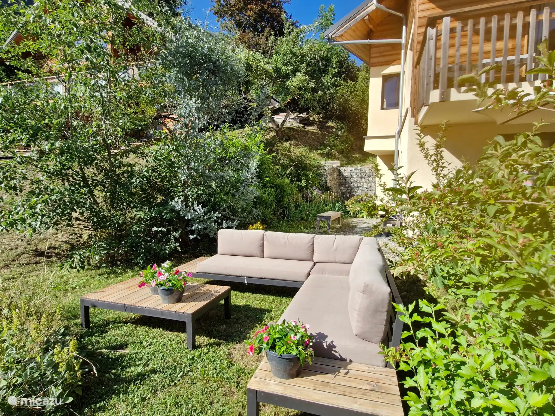 Garten mit Lounge-Set