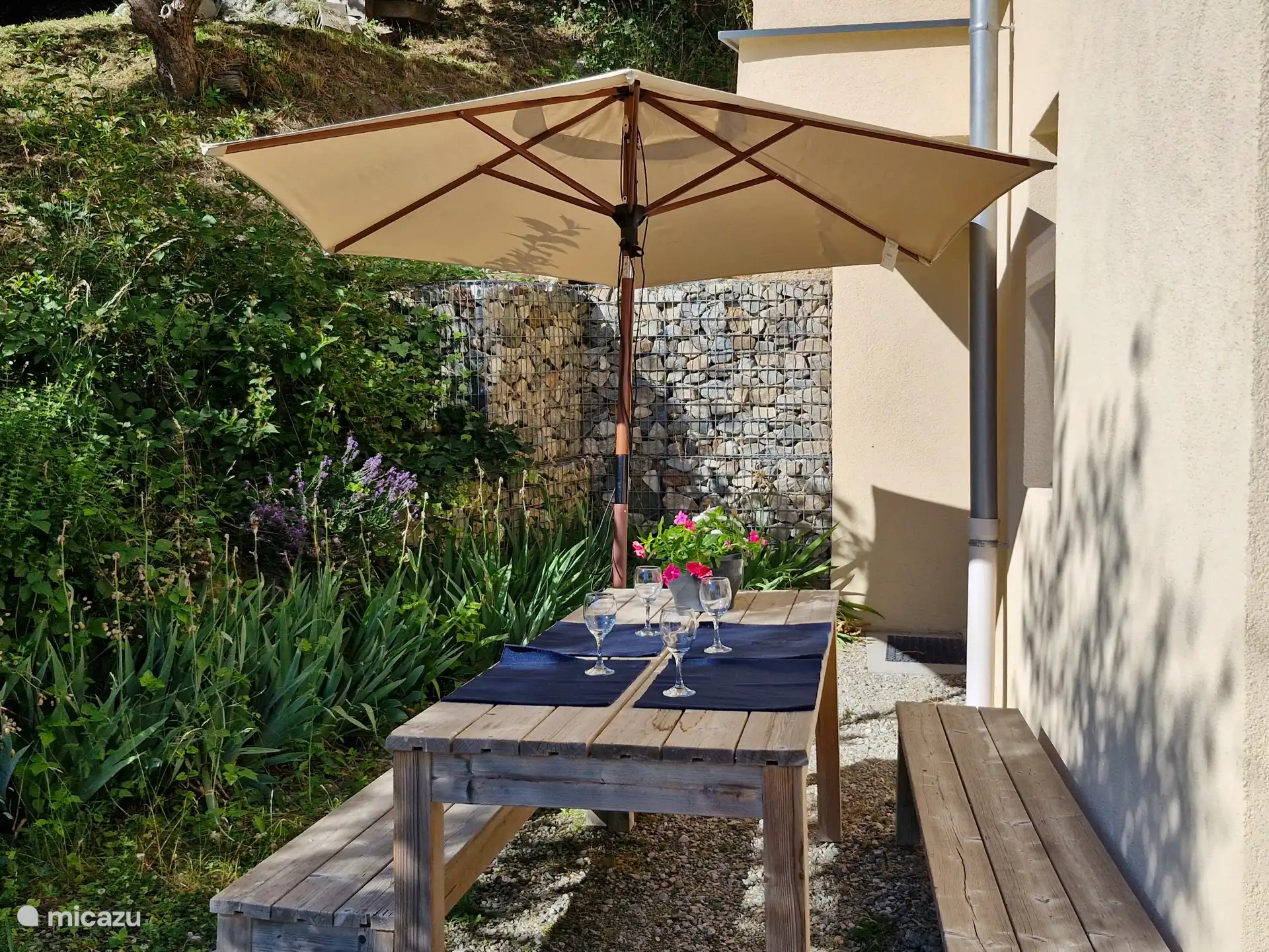 Terrasse mit Esstisch