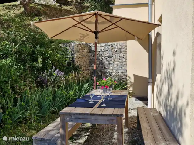 Location de Vacances France, Isère, Vaujany, maison de vacances - Chalet Amuse Terrasse avec table à manger
