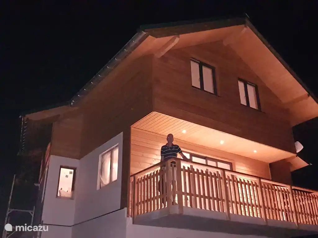 Chalet Amuse bei Nacht