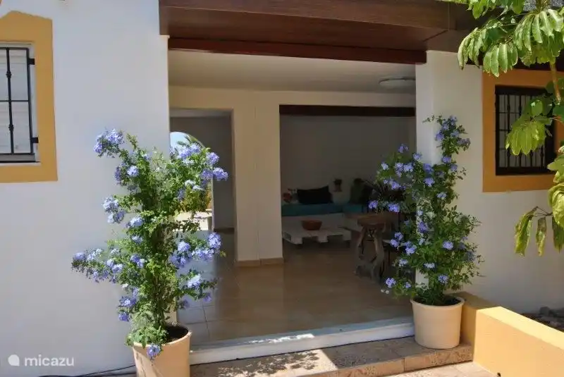 Eingang Gartenzimmer auf der Terrasse, privater Pool auf der Rückseite des Hauses. Viel Privatsphäre.
