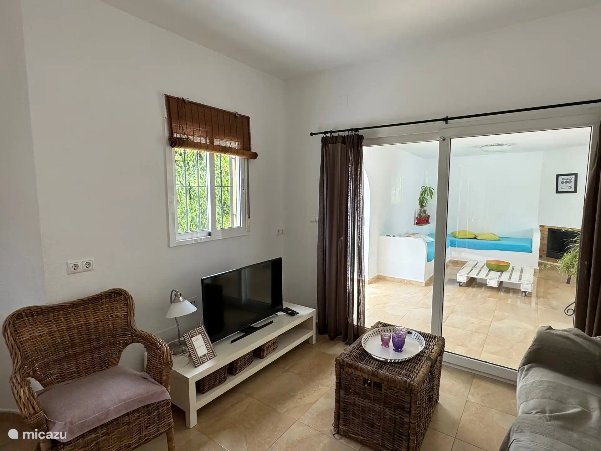 Ihr Smart-TV ist mit vielen Kanälen ausgestattet und verbindet sich auch mit den Kanälen Ihres Mobiltelefons. WIFI ist kostenlos und sehr stark.