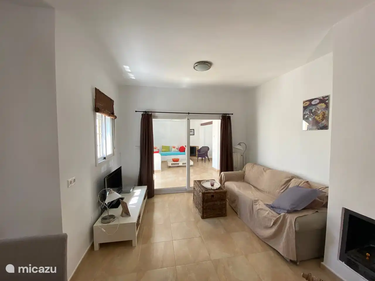 Blick auf das Wohnzimmer der Casa Maravilla. Im Hintergrund der geräumige angrenzende Gartenraum.