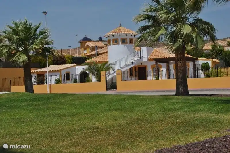 Schauen Sie sich Casa Maravilla an. Luxus, Ruhe und Raum um dich herum.