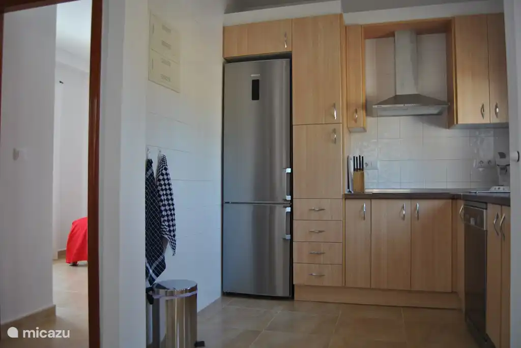 Küche mit großem Kühlschrank mit Gefrierfach. Überblick und Raum. Alles ist da für Ihren optimalen Aufenthalt.