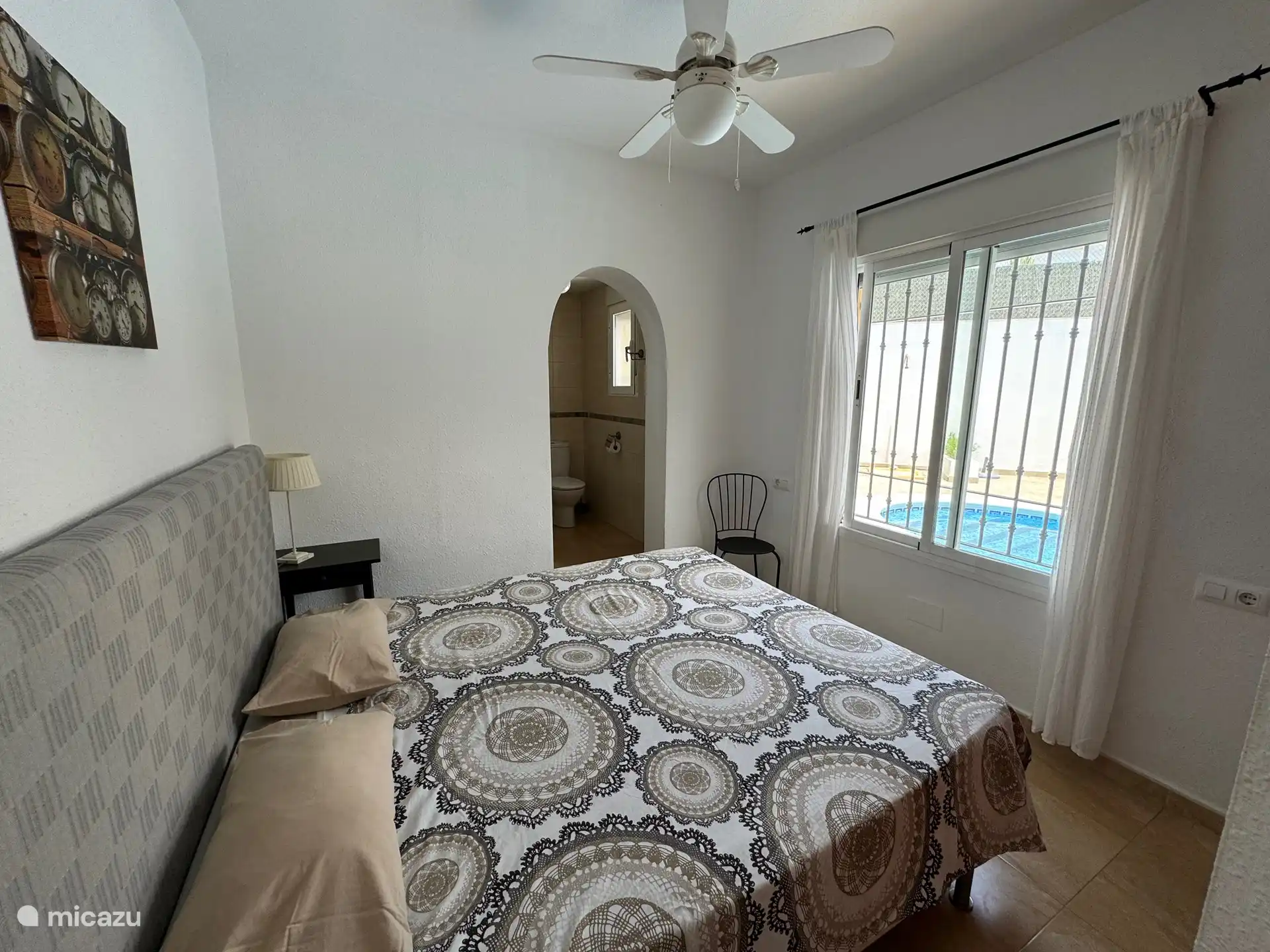 Geräumiges Hauptschlafzimmer. Tolle Matratzen. Eigenes Bad und Heizung/Kühlung. Auch Deckenventilator.