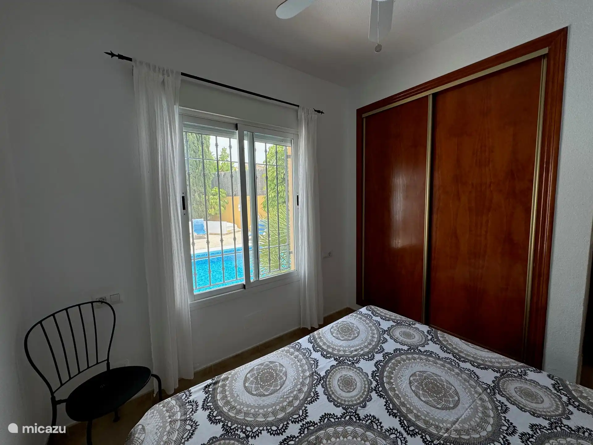 Geräumige Schränke. Auch in diesem Hauptschlafzimmer.
Schöner Blick auf den Garten mit privatem Pool.