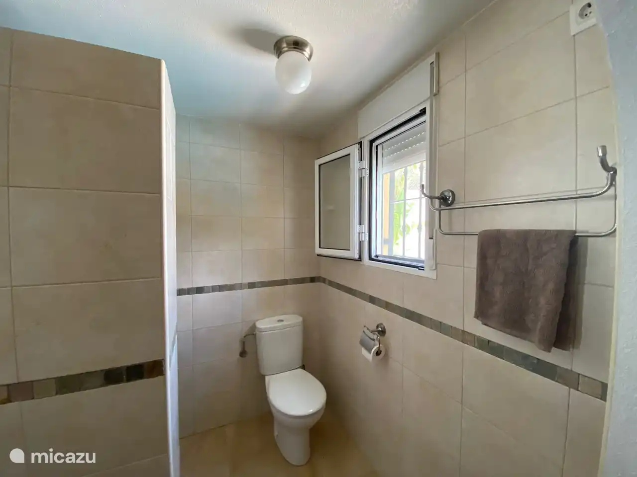 Toilette in en-suite Badezimmer.