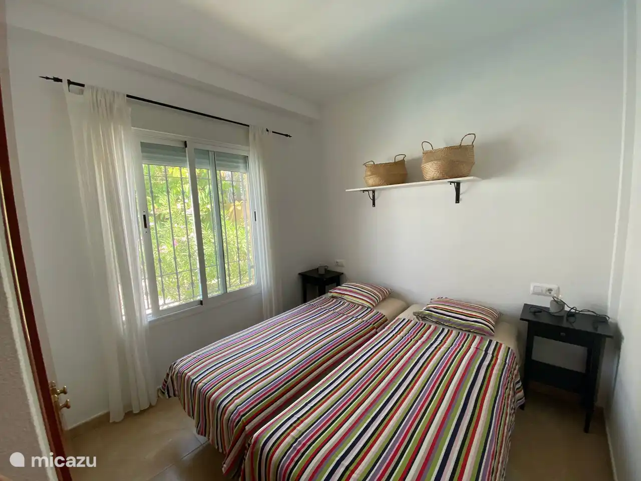 Das 2. Schlafzimmer befindet sich neben dem Badezimmer. Dieses Schlafzimmer verfügt über 2 Einzelbetten, geräumige Schränke und Klimaanlage.