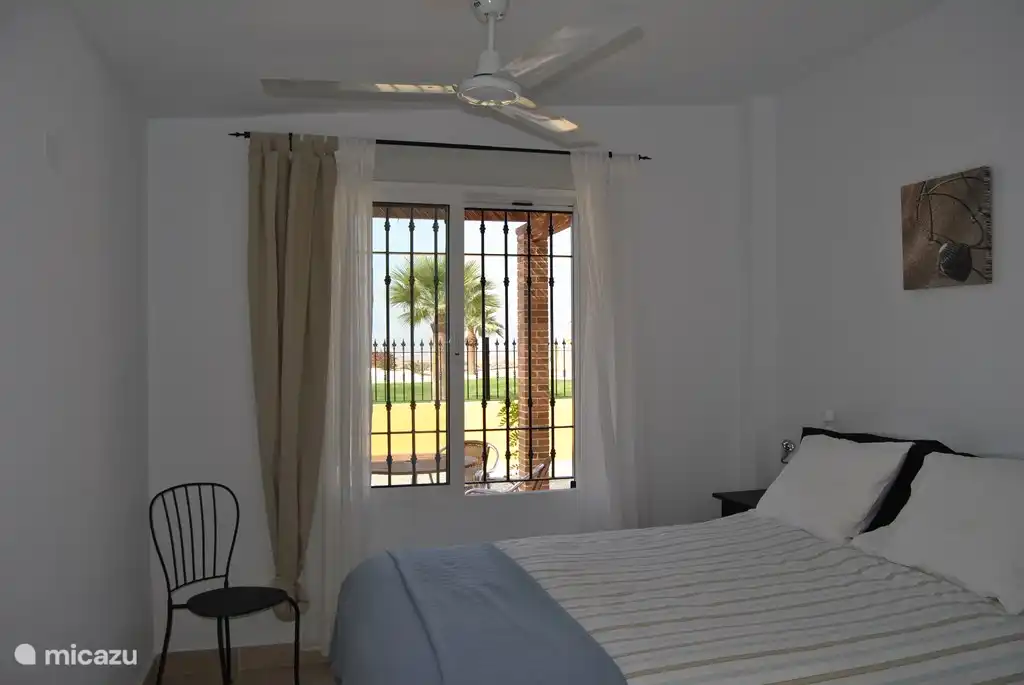 2. Bild Schlafzimmer 3. Platz und schöne Aussicht. Viel Privatsphäre durch einen separaten Eingang.