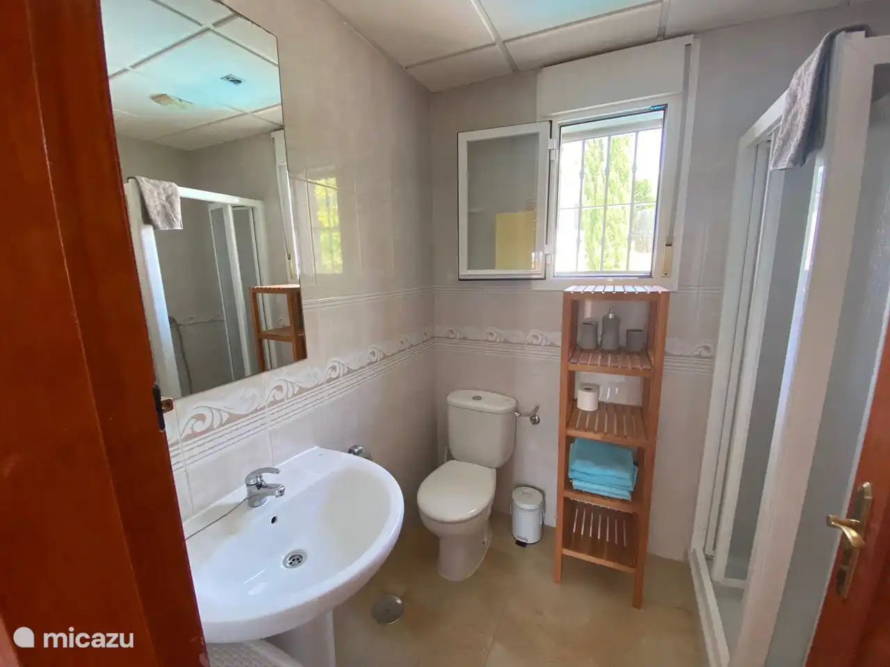 Das Hauptbadezimmer hat eine Dusche, Toilette, Waschbecken und alles was Sie sonst noch wollen. Immer sehr sauber!