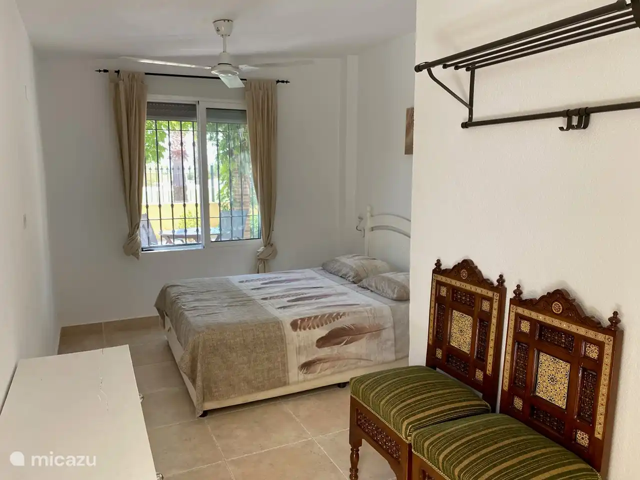 Eines der vier Schlafzimmer der Casa Maravilla. Dieses Zimmer verfügt über 1 Doppelbett, geräumige Schränke und Klimaanlage.