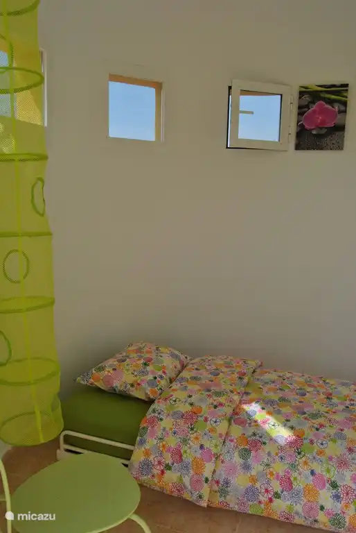 Attraktiv eingerichtetes Turmzimmer. Ein Muss für die Jugend. Von außen zugänglich.