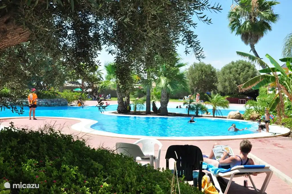 Öffentliches Schwimmbad des Country Clubs. Alle Tiefen und Terrassen. Schöne Poolbar.