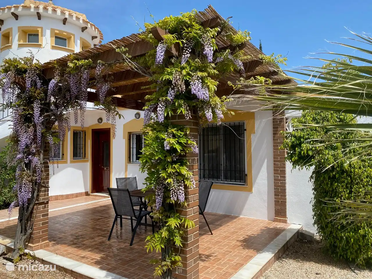Casa Maravilla mit fantastischem Garten. Von Ihrer Terrasse unter den Glyzinien haben Sie einen tollen Blick über die spanischen Hügel.