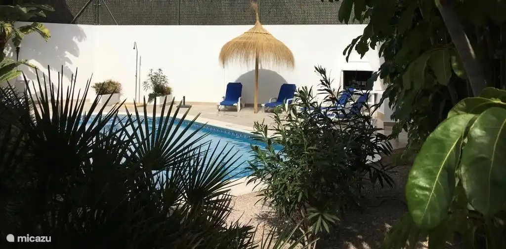 Blick auf den Hinterhof mit privatem Pool und schönen Pflanzen. Nach einer kompletten Neugestaltung war es wieder komplett wie neu.
Casa Maravilla lässt keine Wünsche offen.