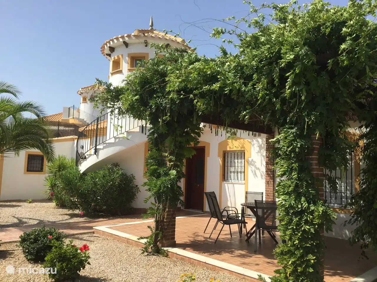 Mehrere Terrassen rund ums Haus für Schatten und Sonne. Ein perfekt gepflegter mediterraner Garten mit den schönsten Pflanzen und immer Früchten und Blumen.
