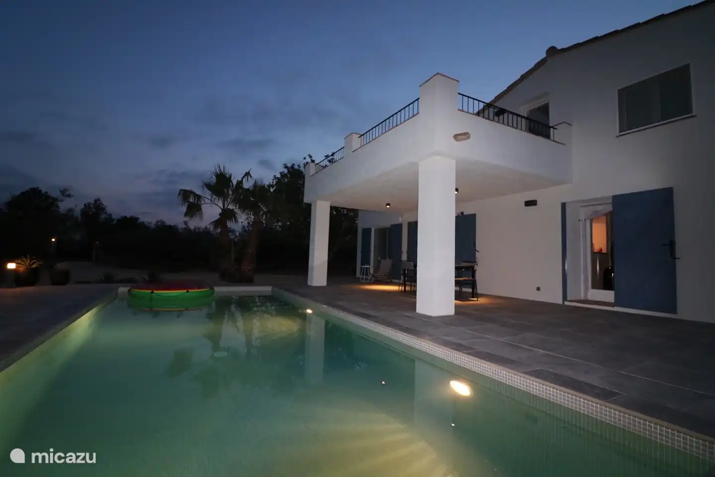 piscina con iluminacion